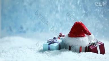 圣诞帽和小装饰礼物下下雪的圣诞时间新年背景